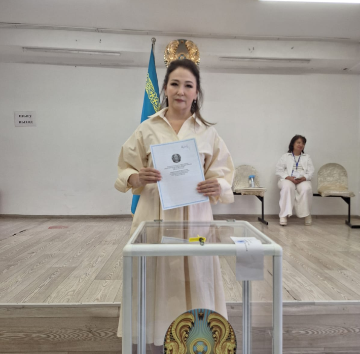 В Алматы известная певица Бакыт Шадаева проголосовала на выборах в Құрылтай