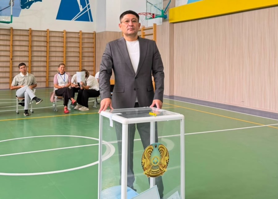 ​В Алматы актер Ерболат Толеген проголосовал на выборах Құрылтай