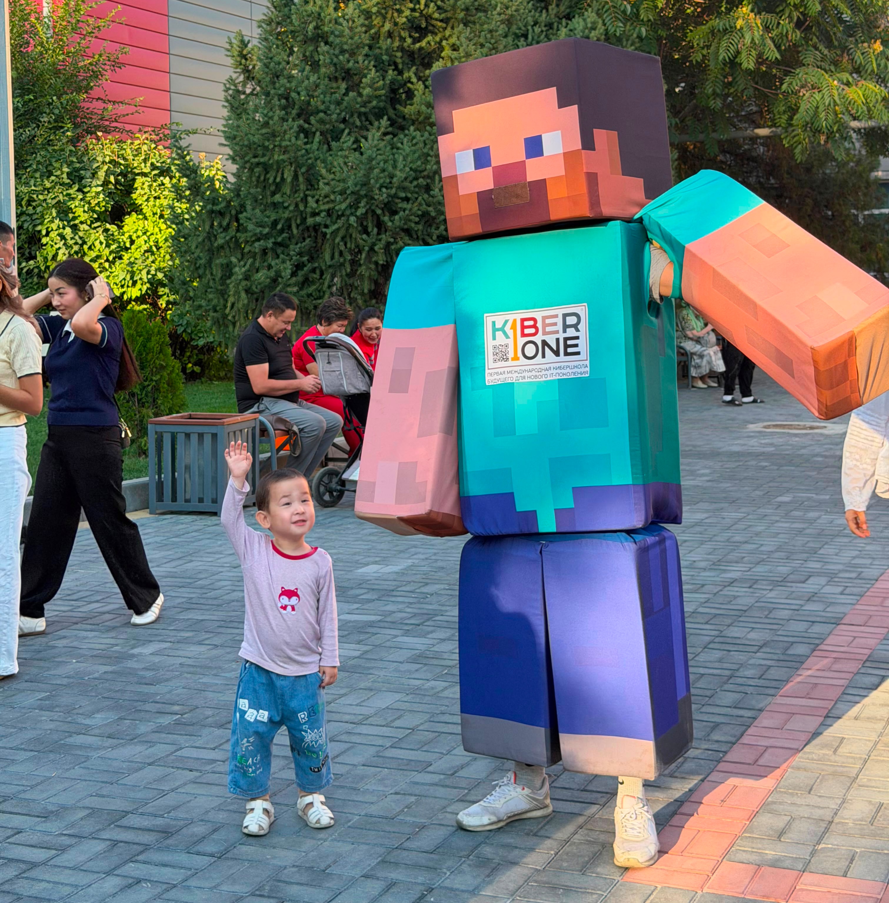 В Алматы на выборах Құрылтай появился персонаж из Minecraft