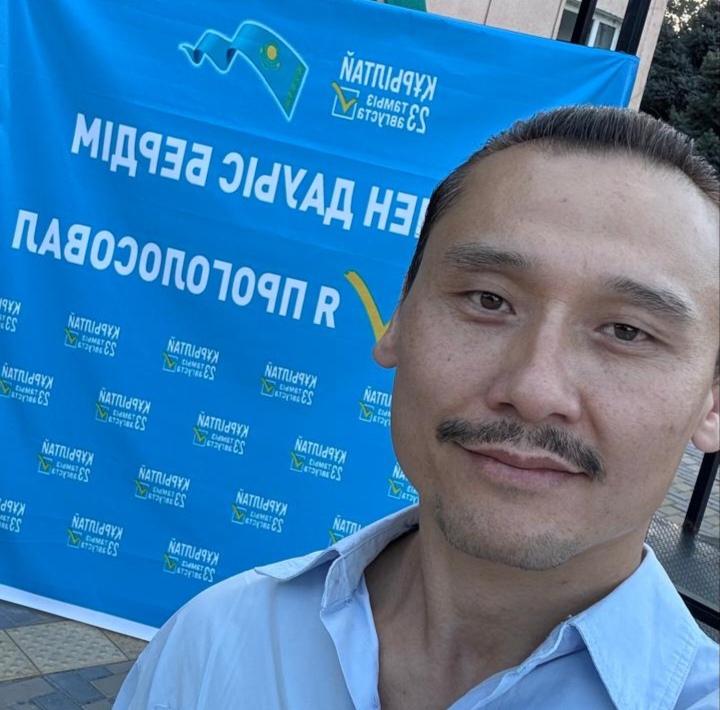 В Алматы актер театра и кино Асет Есжан проголосовал на выборах Құрылтай