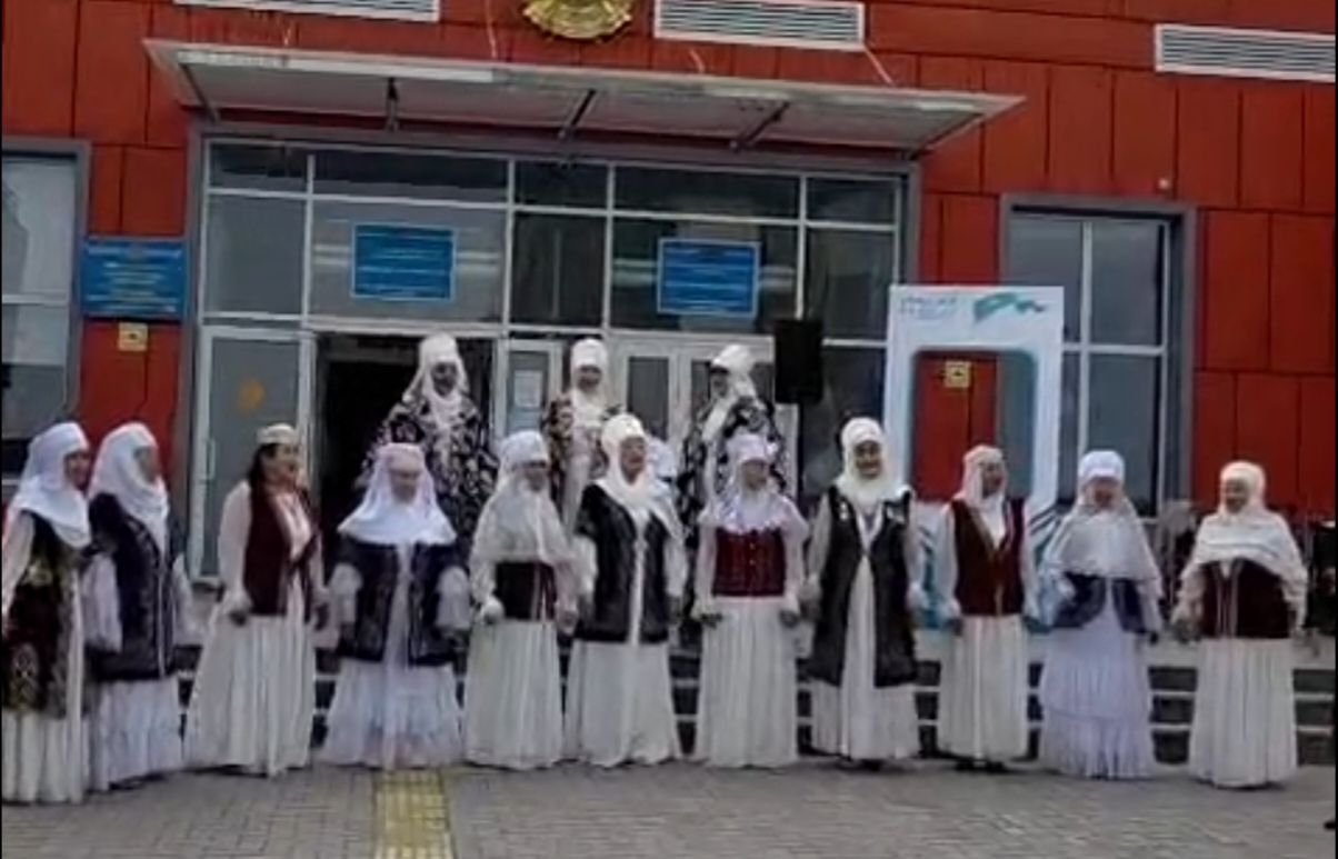 Алматинские бабушки исполнили песни на избирательных участках и подарили горожанам праздничное настроение