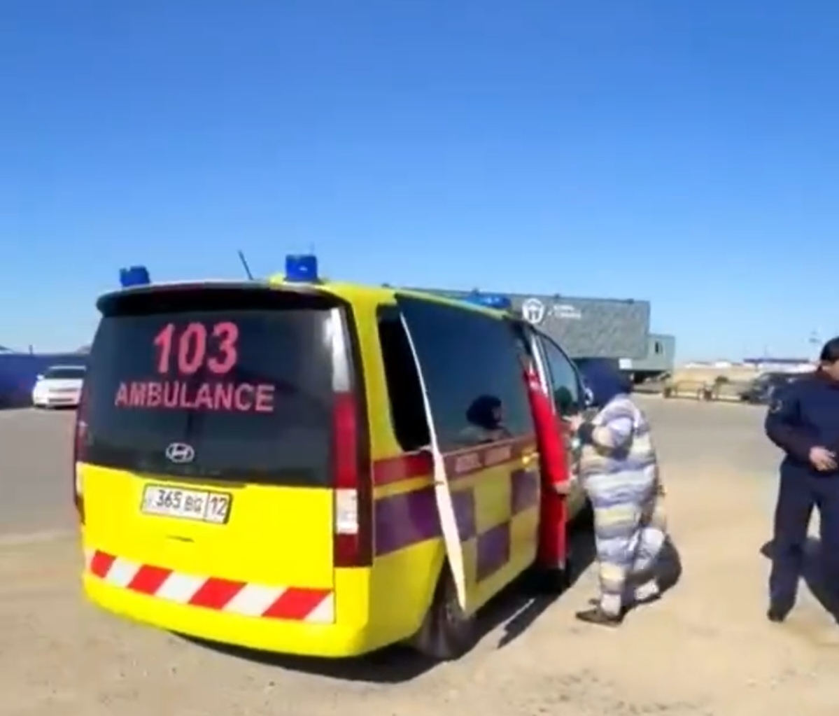 Полицейские оказали помощь подростку, потерявшему сознание на дороге в Мангистау