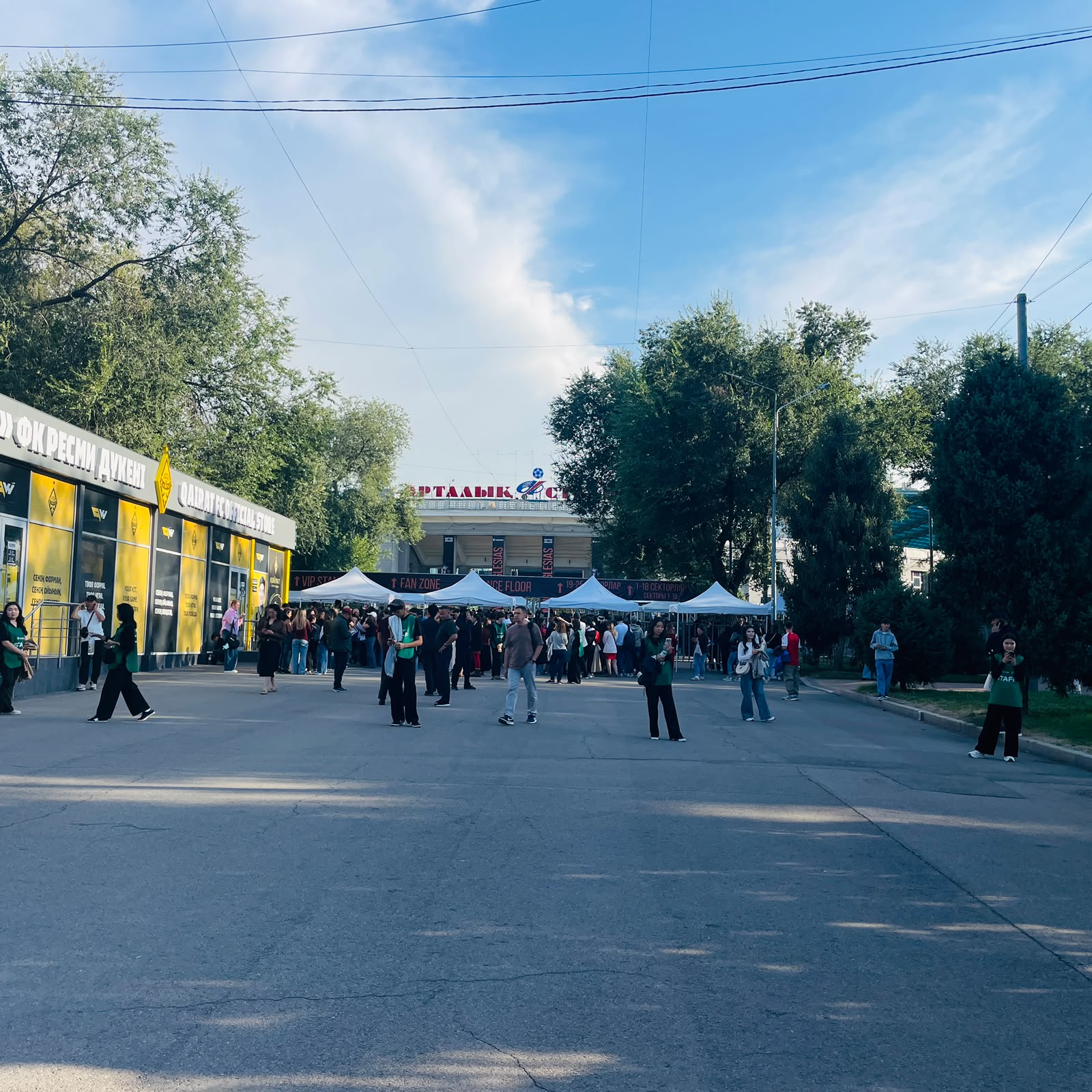 Алматы готов к шоу: двери Центрального стадиона уже открыты  перед концертом Энрике Иглесиаса