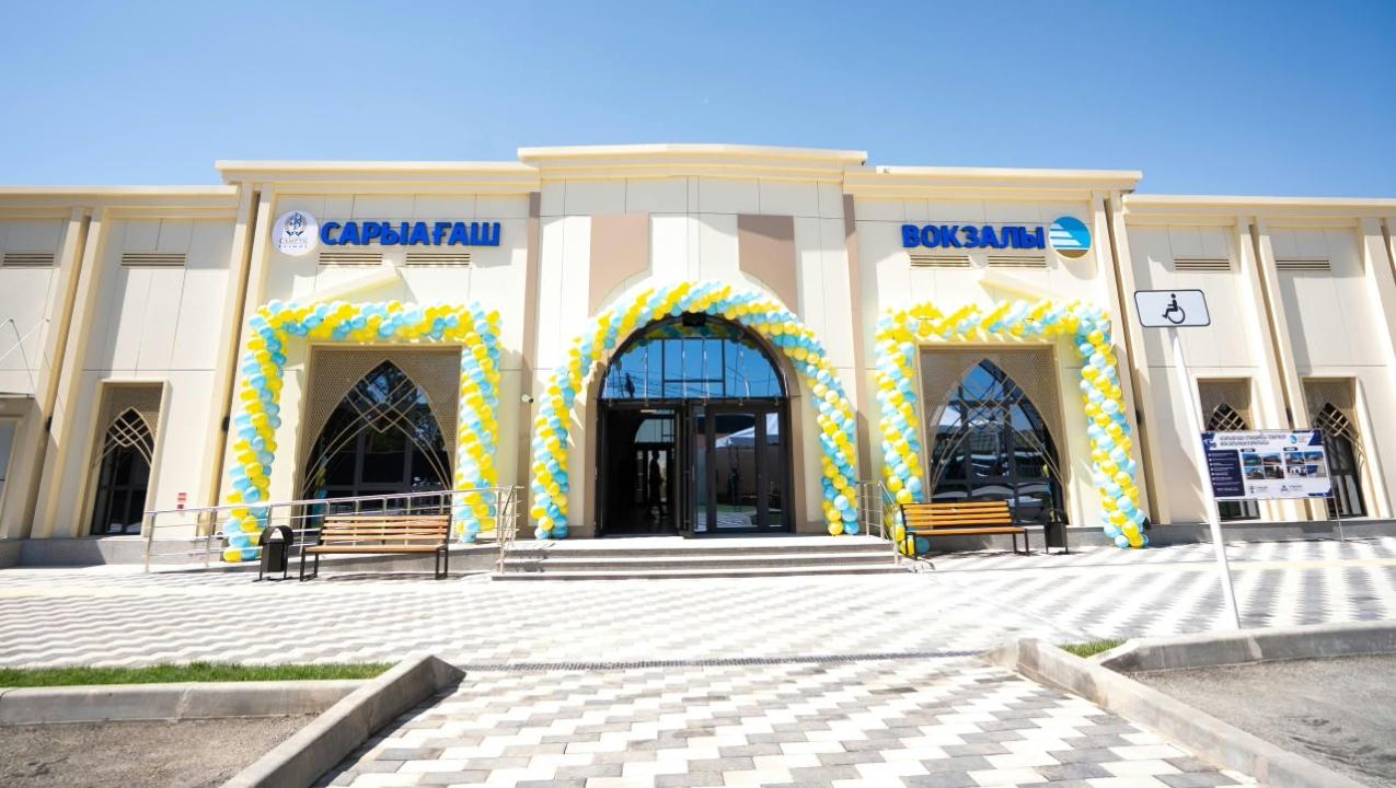 Стеклянный витраж и казахстанский гранит: в Туркестанской области обновили железнодорожный вокзал Сарыагаш