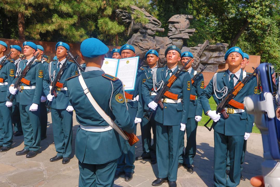 В Алматы более 350 курсантов Военного института Сухопутных войск приняли присягу