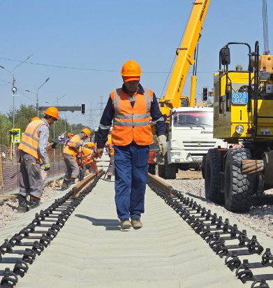 В Алматы начался этап укладки шпал и рельсов на первой линии LRT