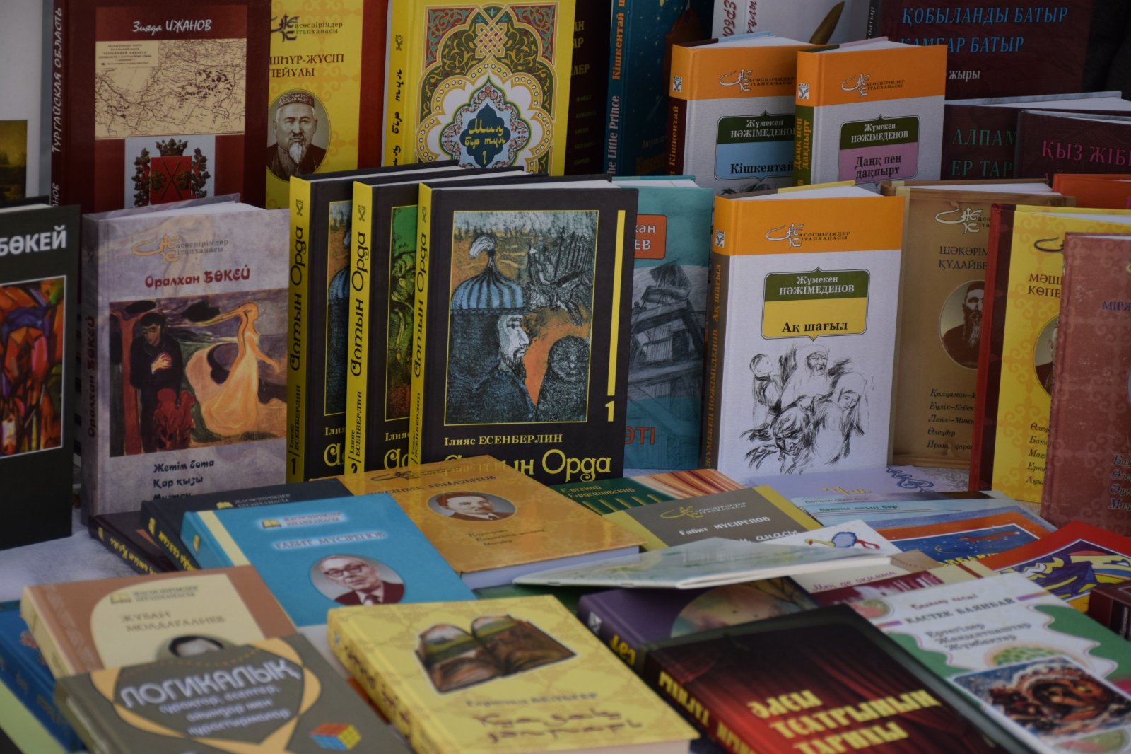 «КітапFest»: в Алматы стартовала книжная ярмарка, объединившая литературу и читателей