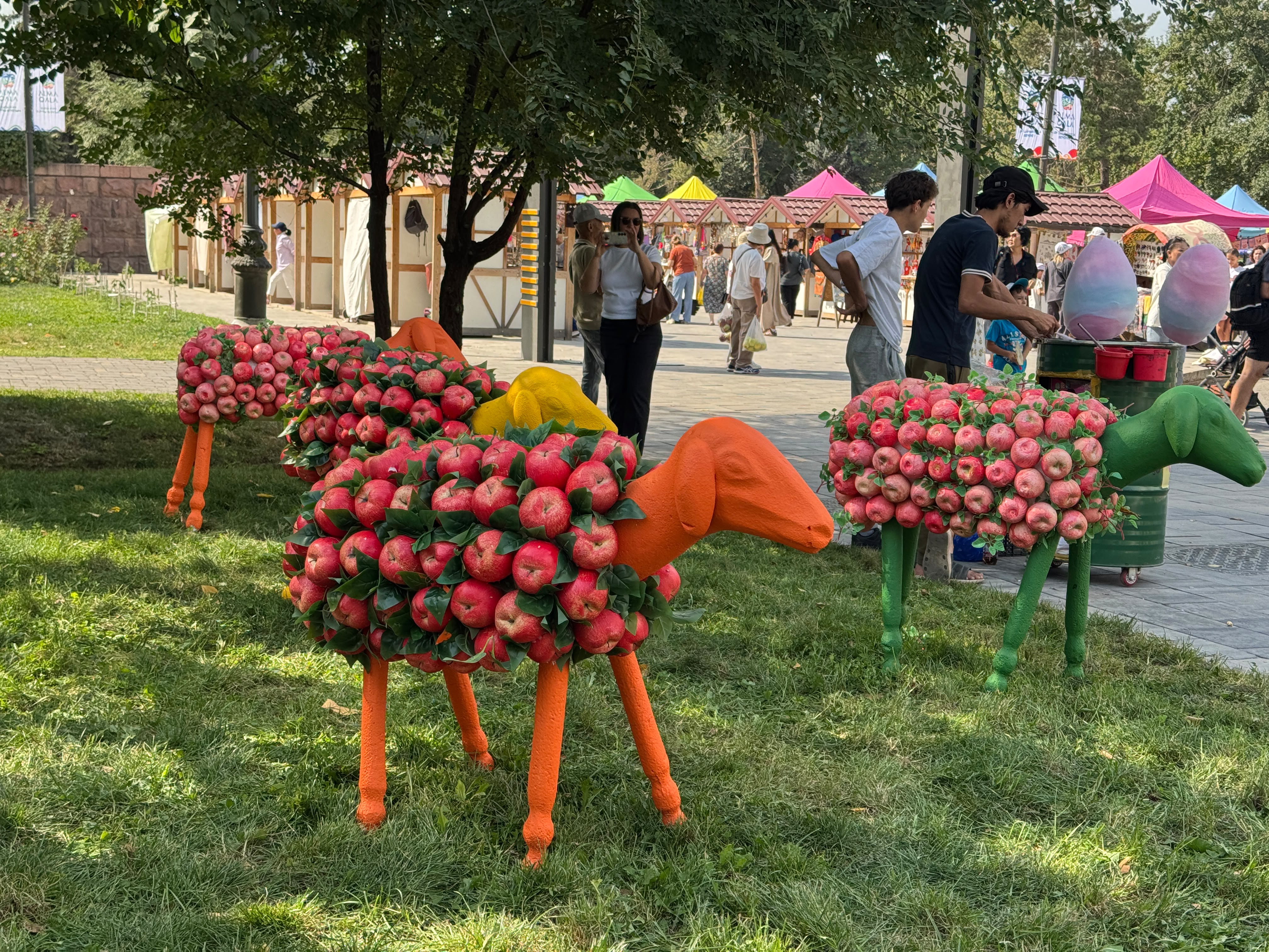 В Алматы в рамках празнования Дня города стартовала яблочная ярмарка