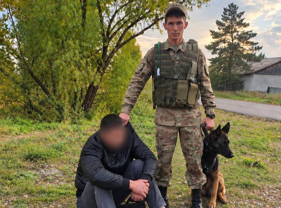 Два телефона и неизвестные вещества пытались перебросить через ограждение учреждения УИС в ВКО 