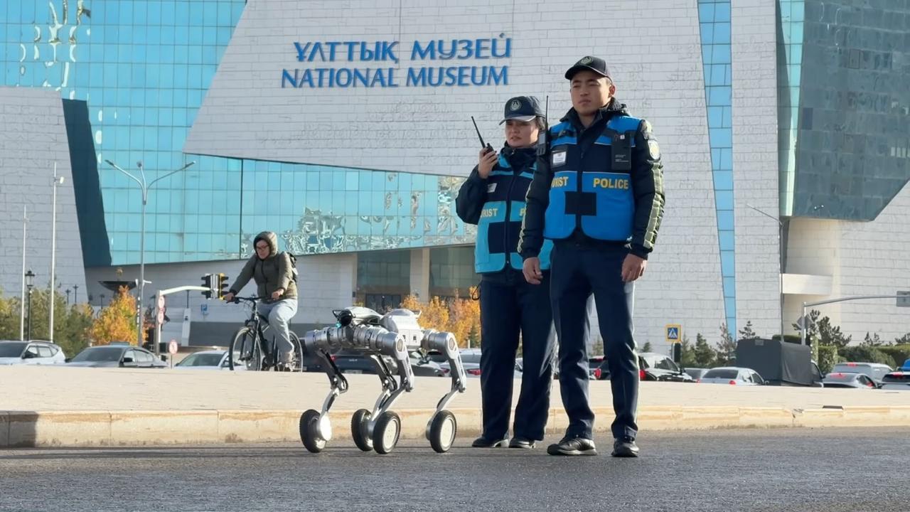 В Астане роботы-собаки начали контролировать безопасность в общественных местах