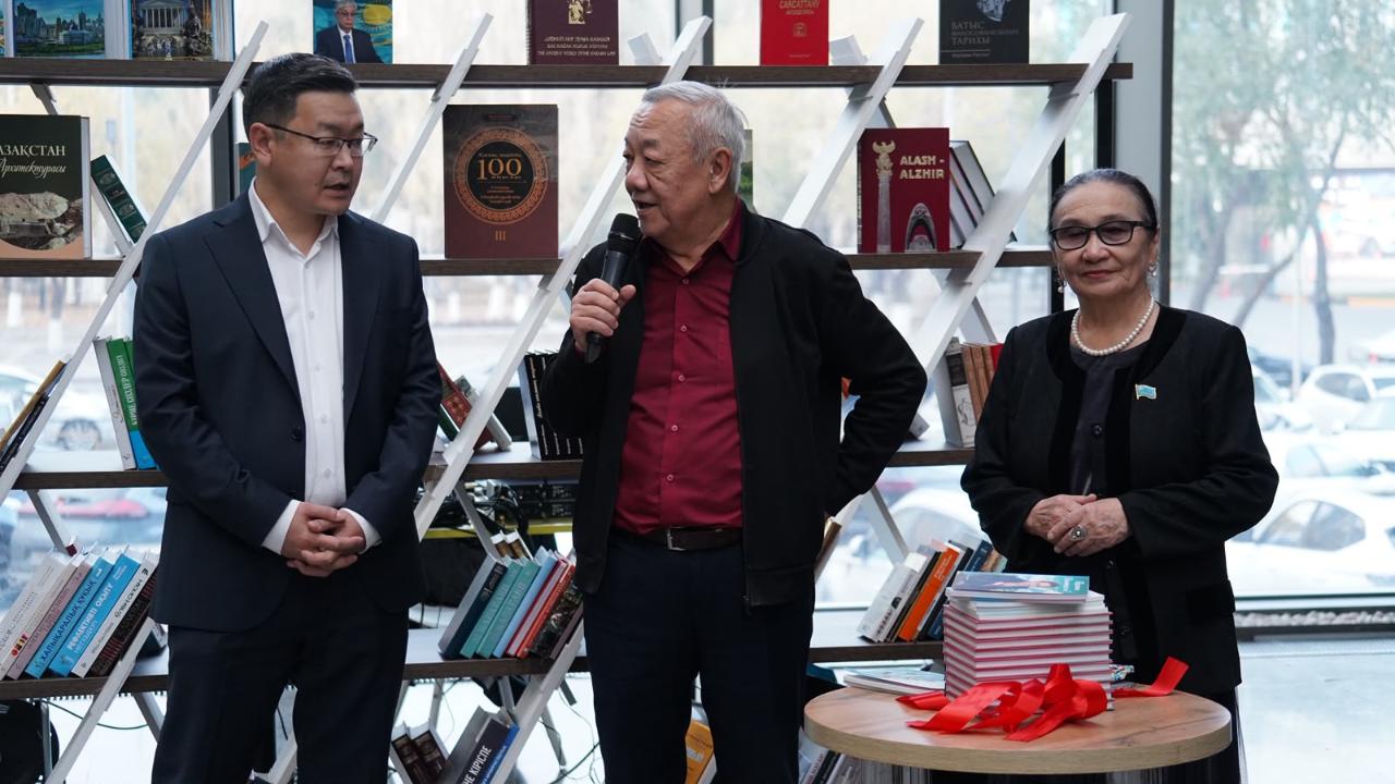 Читающая нация: в Казмедиацентре появилось собственное книжное пространство