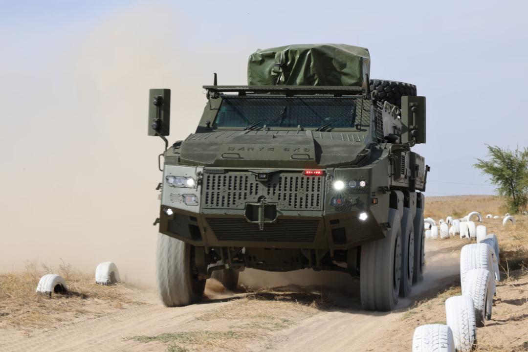 Военнослужащие Нацгвардии осваивают новую отечественную бронетехнику «Барыс 6х6»